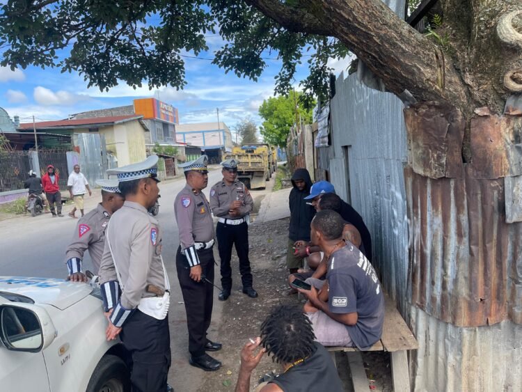 Satlantas Polres Jayawijaya Laksanakan Penerangan Keliling dan Penyuluhan Lalu Lintas