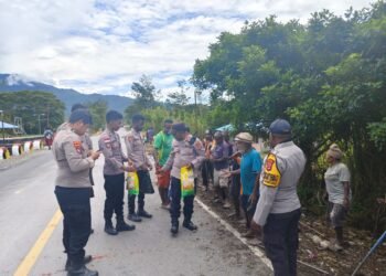 Sambangi Tokoh Masyarakat, Bersama Kapolsek Bolakme Jaga Kamtibmas