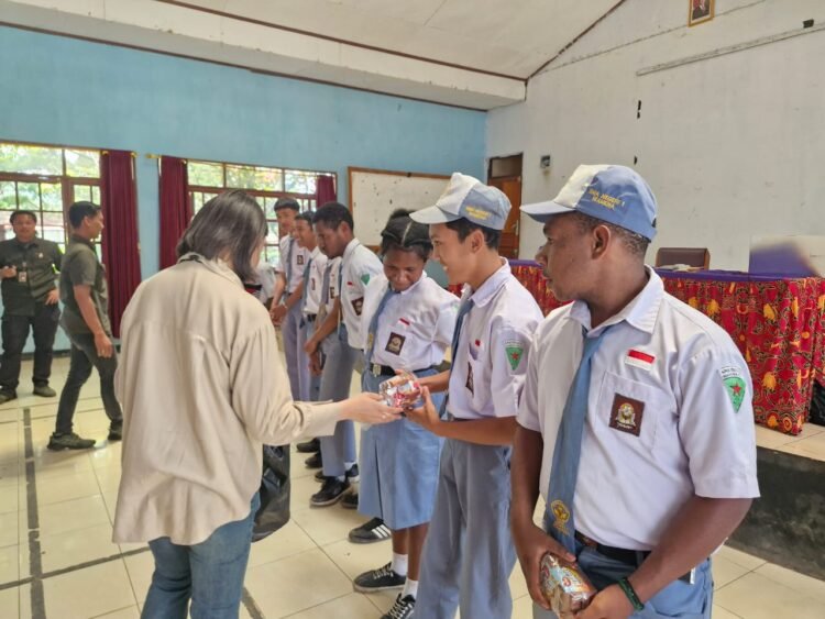 Polres Jayawijaya Sambangi SMU Negeri 1, Membentuk Generasi Sehat dan Cinta Tanah Air