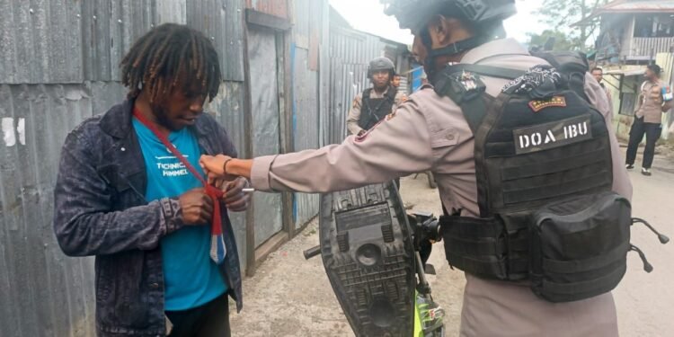 Sat Samapta Polres Jayawijaya Patroli dan Sosialisasi Kamtibmas di Pasar dan Terminal