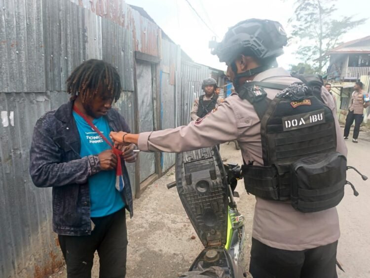 Sat Samapta Polres Jayawijaya Patroli dan Sosialisasi Kamtibmas di Pasar dan Terminal