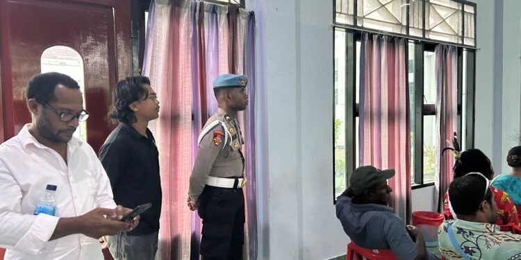 Polres Sarmi Amankan Pelaksanaan Rapat Pleno ke-XVIII Dewan Adat Papua di Aula Kantor Bupati Sarmi