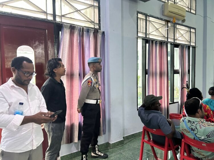 Polres Sarmi Amankan Pelaksanaan Rapat Pleno ke-XVIII Dewan Adat Papua di Aula Kantor Bupati Sarmi