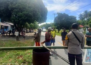 Anggota Polsek Pantai Timur Respon Cepat Pemalangan Terkait Dugaan Penyalahgunaan Dana Desa di Kampung Arare