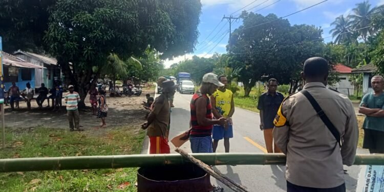 Anggota Polsek Pantai Timur Respon Cepat Pemalangan Terkait Dugaan Penyalahgunaan Dana Desa di Kampung Arare