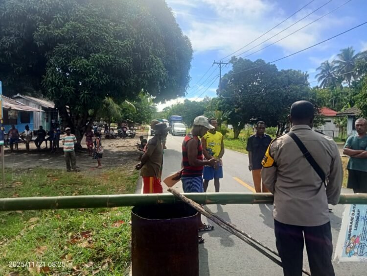 Anggota Polsek Pantai Timur Respon Cepat Pemalangan Terkait Dugaan Penyalahgunaan Dana Desa di Kampung Arare