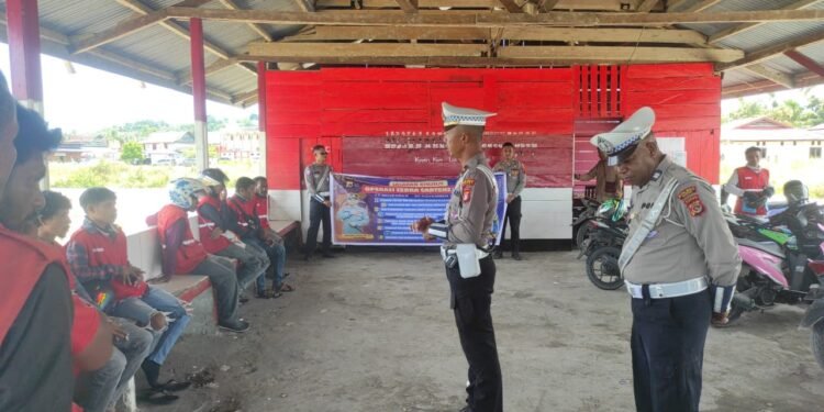 Tertib Berlalu Lintas, Sat Lantas Polres Sarmi Ajak Pengojek Mararena Lewat Binluh Operasi Zebra 2025
