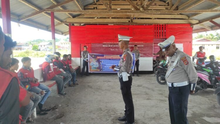 Tertib Berlalu Lintas, Sat Lantas Polres Sarmi Ajak Pengojek Mararena Lewat Binluh Operasi Zebra 2025