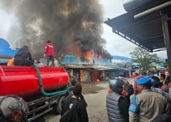 Kebakaran Hanguskan Aspol dan Ruko Polres Jayawijaya di Jl. Pramuka–Ahmad Yani Wamena