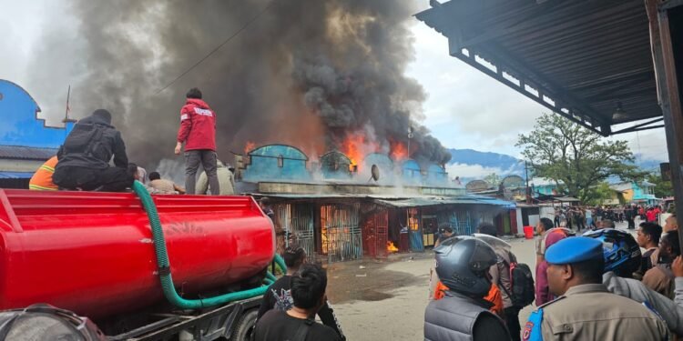 Kebakaran Hanguskan Aspol dan Ruko Polres Jayawijaya di Jl. Pramuka–Ahmad Yani Wamena