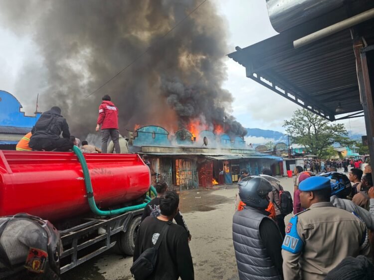 Kebakaran Hanguskan Aspol dan Ruko Polres Jayawijaya di Jl. Pramuka–Ahmad Yani Wamena