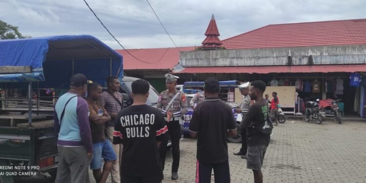 Sat Lantas Polres Sarmi Gelar Binluh Ops Zebra Cartenz 2025 kepada Komunitas Angkutan Pedesaan di Pasar Sentral Mararena