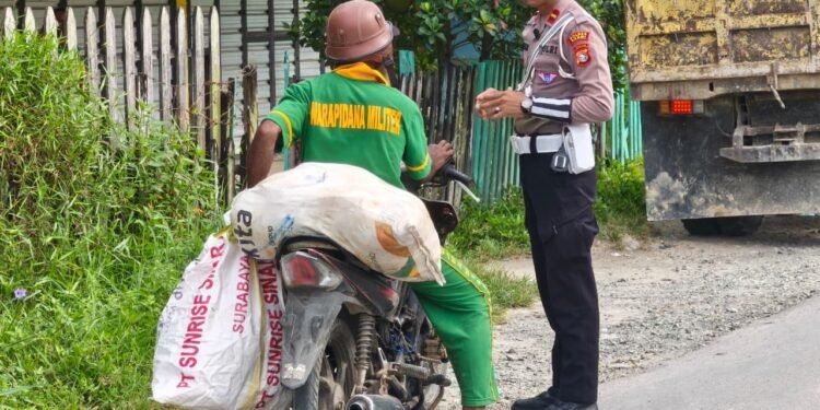 Hari ke-8 Operasi Zebra Cartenz 2025, Sat Lantas Polres Sarmi Berikan Himbauan dan Teguran Simpatik kepada Pelanggar