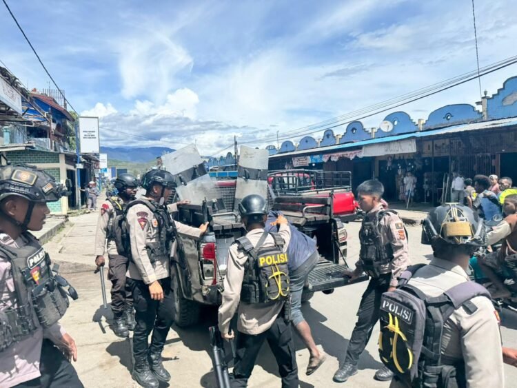 Kapolsek Asologaima Lakukan Sambang di Distrik Asologaima, Warga Apresiasi Kehadiran Polisi