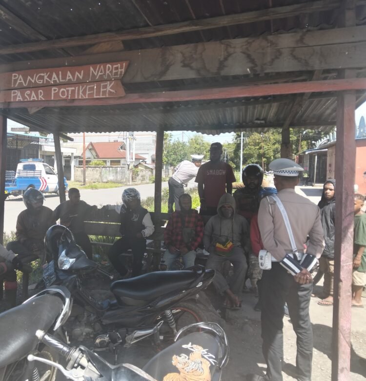 Kapolsek Asologaima Lakukan Sambang di Distrik Asologaima, Warga Apresiasi Kehadiran Polisi