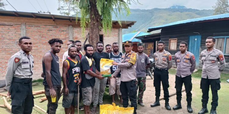 Kapolsek Asologaima Lakukan Sambang di Distrik Asologaima, Warga Apresiasi Kehadiran Polisi