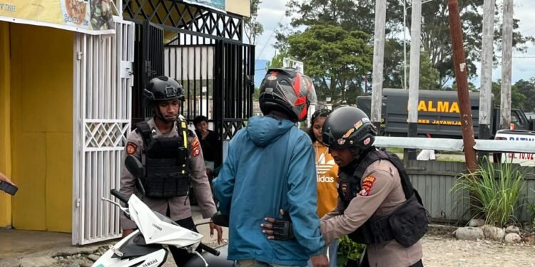 Sat Samapta Polres Jayawijaya Gelar Patroli Rutin, Amankan dua Pemuda Membawa Barang Terlarang
