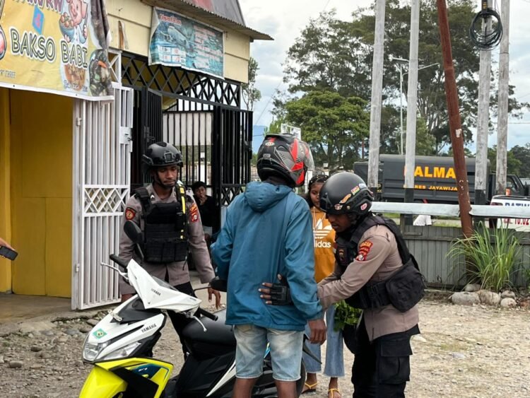 Sat Samapta Polres Jayawijaya Gelar Patroli Rutin, Amankan dua Pemuda Membawa Barang Terlarang
