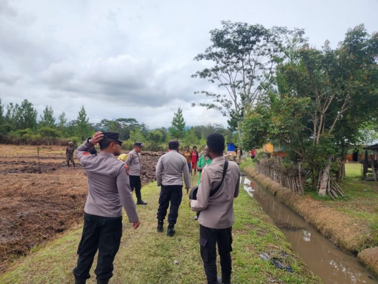 Kapolsek Wamena Kota Cek Perkembangan Tanaman Jagung di Kampung Hubikiak
