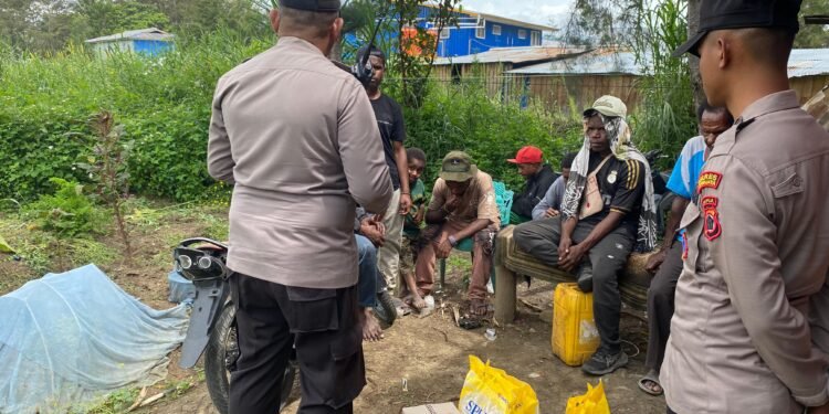Kapolsek Wamena Kota Cek Perkembangan Tanaman Jagung di Kampung Hubikiak