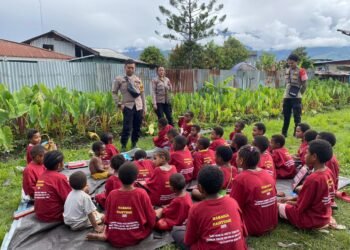 Subsatgas SI IPAR Polres Jayawijaya Gelar Pembinaan Belajar bagi Anak-Anak di Rumah Fredi Wenda