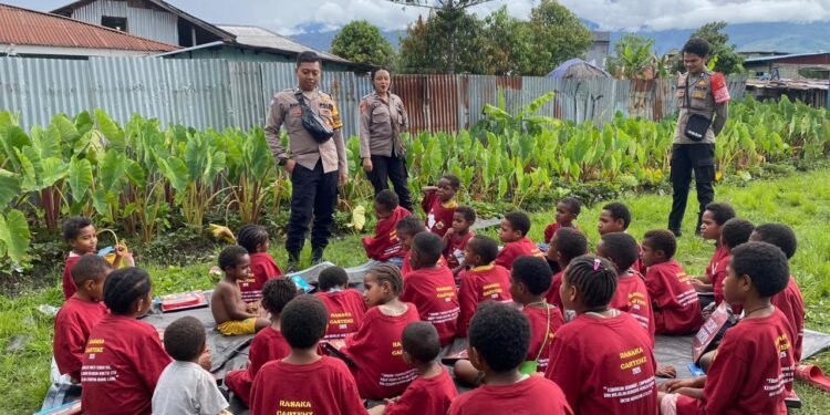 Subsatgas SI IPAR Polres Jayawijaya Gelar Pembinaan Belajar bagi Anak-Anak di Rumah Fredi Wenda