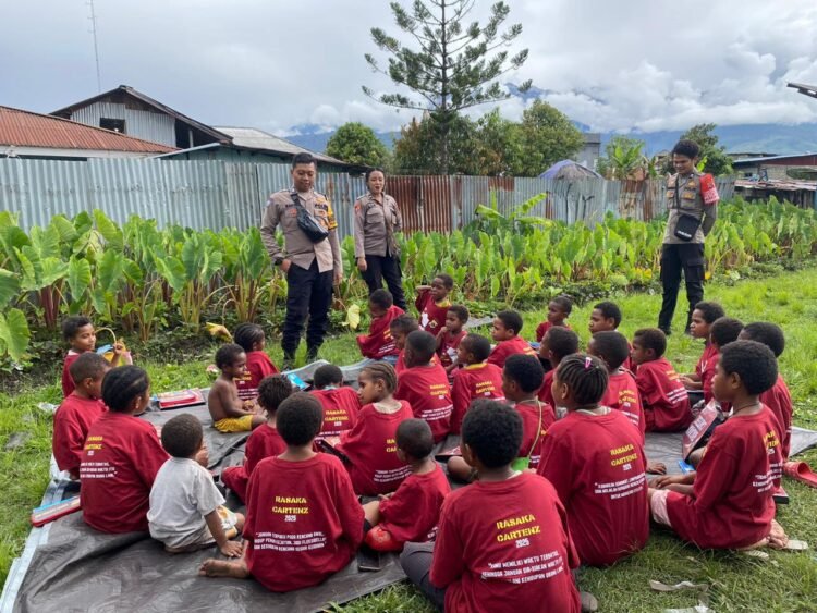 Subsatgas SI IPAR Polres Jayawijaya Gelar Pembinaan Belajar bagi Anak-Anak di Rumah Fredi Wenda