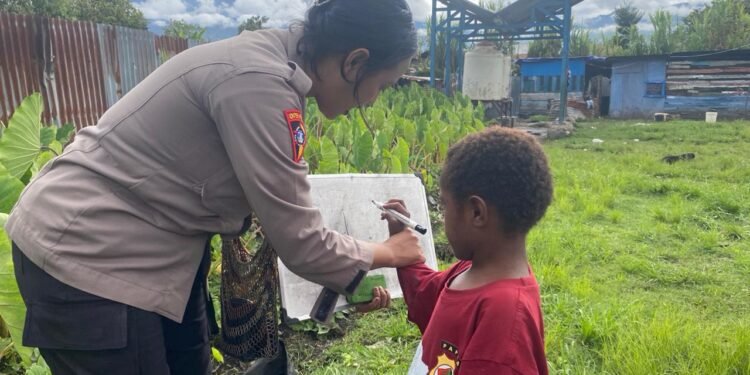 Subsatgas SI IPAR Polres Jayawijaya Gelar Pembinaan Belajar bagi Anak-Anak di Rumah Fredi Wenda