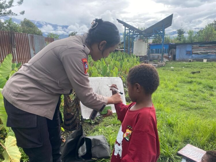 Subsatgas SI IPAR Polres Jayawijaya Gelar Pembinaan Belajar bagi Anak-Anak di Rumah Fredi Wenda