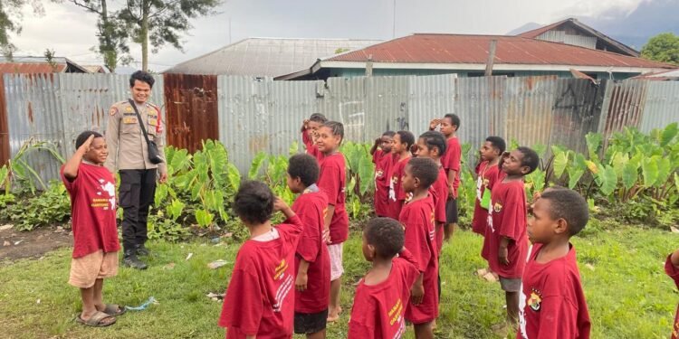 Subsatgas SI IPAR Polres Jayawijaya Gelar Pembinaan Belajar bagi Anak-Anak di Rumah Fredi Wenda