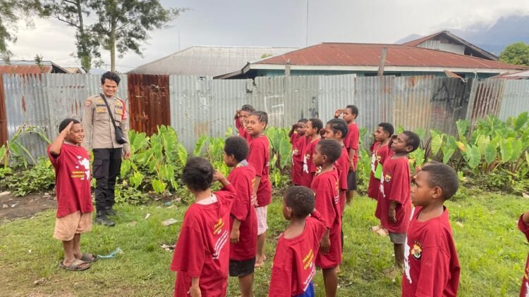 Subsatgas SI IPAR Polres Jayawijaya Gelar Pembinaan Belajar bagi Anak-Anak di Rumah Fredi Wenda