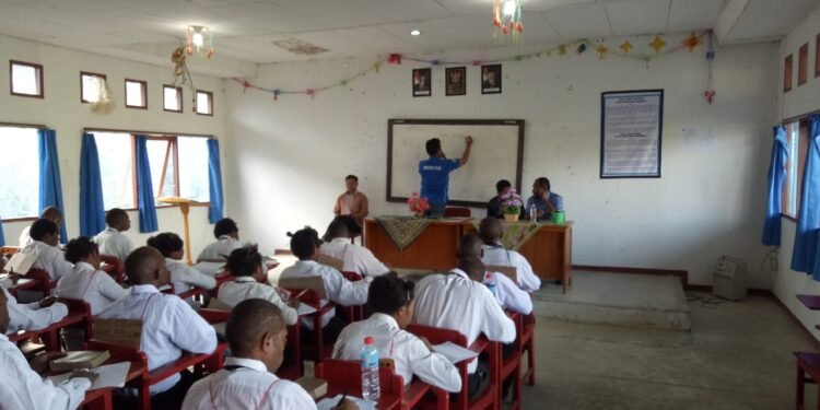 Polres Jayawijaya Adakan Penyuluhan Bahaya Narkoba dan Cinta Tanah Air di STMIK AGAMUA