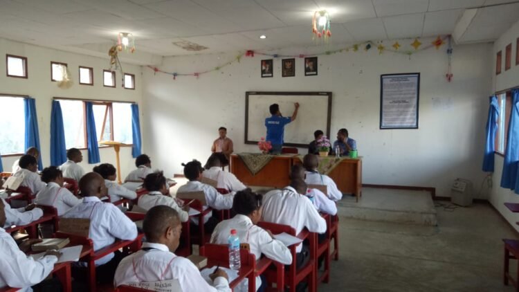 Polres Jayawijaya Adakan Penyuluhan Bahaya Narkoba dan Cinta Tanah Air di STMIK AGAMUA