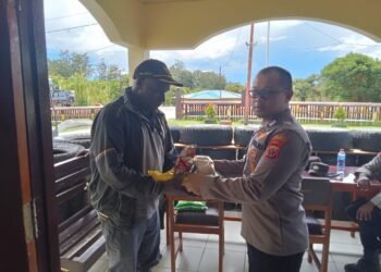 Polsek Kurulu Sampaikan Pesan Kamtibmas dan Melakukan Kunjungan kepada Warga