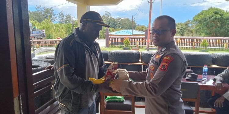 Polsek Kurulu Sampaikan Pesan Kamtibmas dan Melakukan Kunjungan kepada Warga