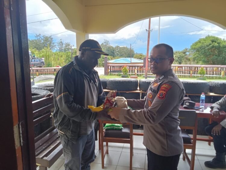 Polsek Kurulu Sampaikan Pesan Kamtibmas dan Melakukan Kunjungan kepada Warga