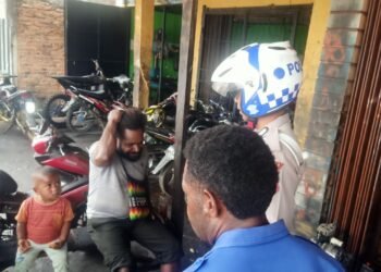 Satlantas Polres Jayawijaya Ajak Warga Wamena Tertib Berlalu Lintas Lewat Himbauan di Jalan Bhayangkara Atas