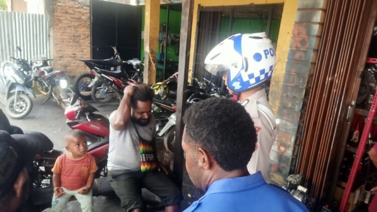 Satlantas Polres Jayawijaya Ajak Warga Wamena Tertib Berlalu Lintas Lewat Himbauan di Jalan Bhayangkara Atas