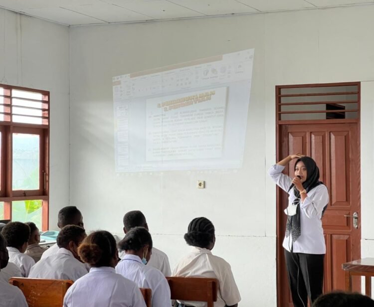 Sat Narkoba Polres Jayawijaya Sosialisasi Bahaya Narkoba dan Cinta Tanah Air di SMA Kristen Biji Sesawih Wamena