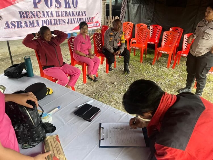 Polres Jayawijaya Salurkan Bantuan untuk Korban Kebakaran Asrama