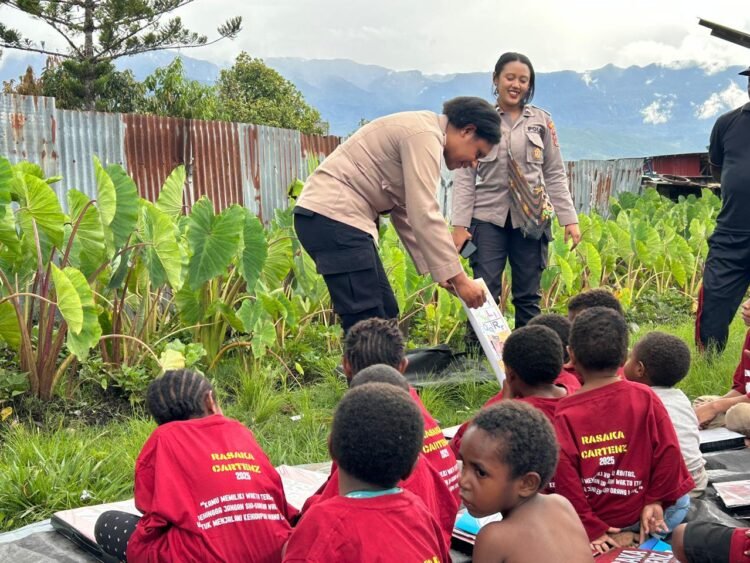 Polisi Pi Ajar Rasaka Cartenz 2025 Hadirkan Pembelajaran untuk Anak-Anak di Wamena