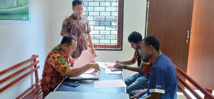 Polsek Sarmi Kota Kirimkan Tersangka Dan Barang Bukti ke Kejari Jayapura