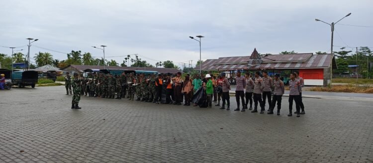 Menjelang 1 Desember, Personel Gabungan Gelar Karya Bhakti di Pasar Sentral Mararena