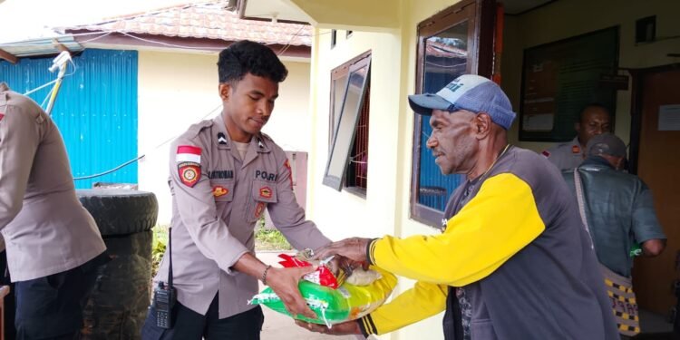 Sat Narkoba Polres Jayawijaya Sosialisasikan Bahaya Narkoba dan Cinta Tanah Air di SMP Kristen Wamena