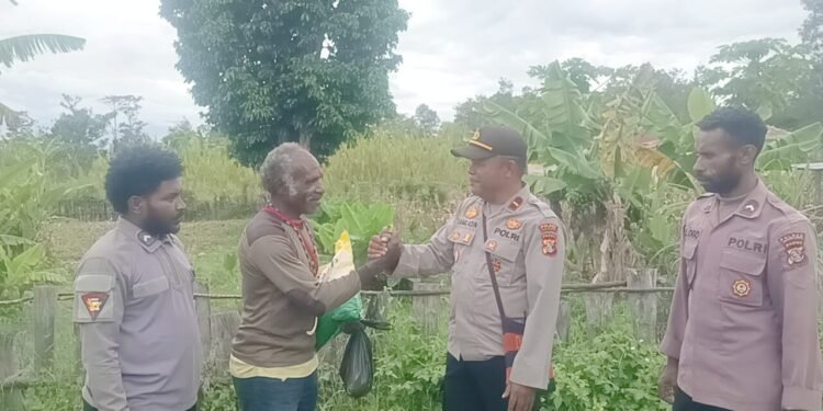 Sat Narkoba Polres Jayawijaya Sosialisasikan Bahaya Narkoba dan Cinta Tanah Air di SMP Kristen Wamena