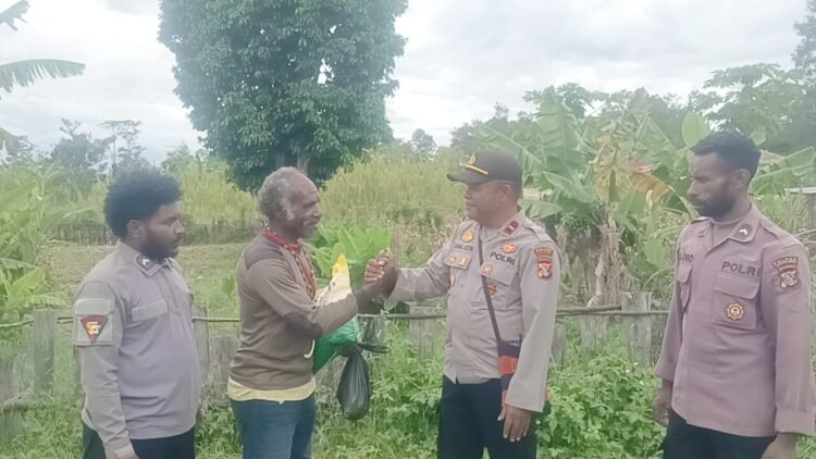 Sat Narkoba Polres Jayawijaya Sosialisasikan Bahaya Narkoba dan Cinta Tanah Air di SMP Kristen Wamena