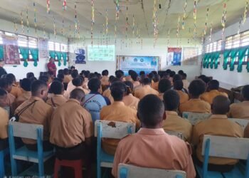 Sat Narkoba Polres Jayawijaya Sosialisasikan Bahaya Narkoba dan Cinta Tanah Air di SMP Kristen Wamena