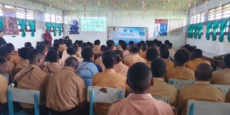 Sat Narkoba Polres Jayawijaya Sosialisasikan Bahaya Narkoba dan Cinta Tanah Air di SMP Kristen Wamena