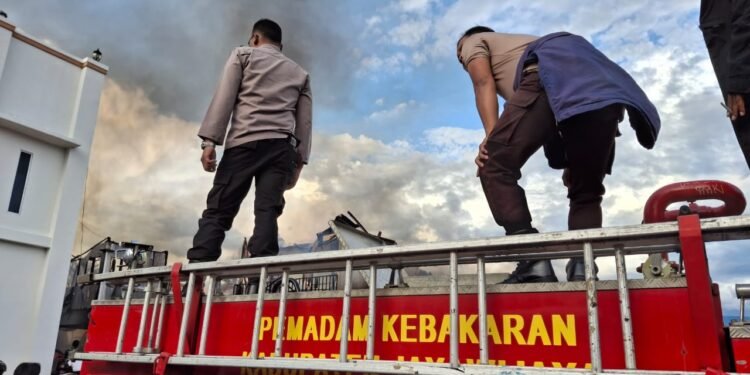 Polres Jayawijaya Bersinergi dengan Brimob, TNI, Damkar, dan Masyarakat Padamkan Kebakaran di Gereja El Saddai