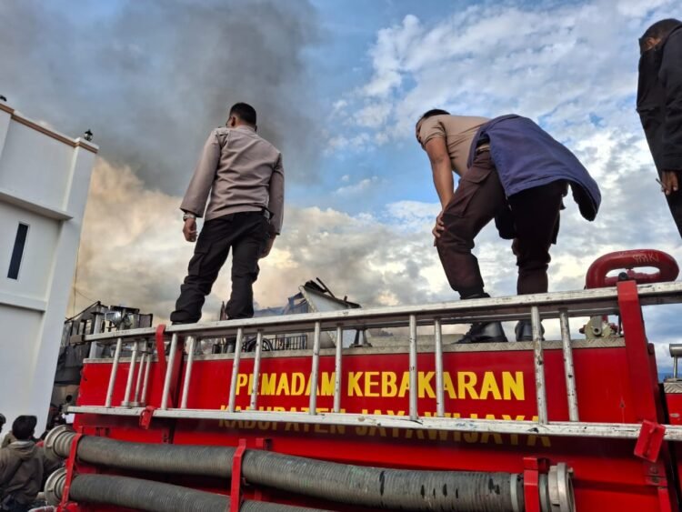 Polres Jayawijaya Bersinergi dengan Brimob, TNI, Damkar, dan Masyarakat Padamkan Kebakaran di Gereja El Saddai